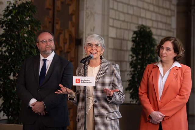 L'advocada de l'alcaldessa Ada Colau, Olga Tubau, durant la roda de premsa