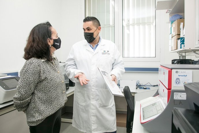 La directora de Innovación del Cabildo de Tenerife, Aránzazu Artal, se reúne con el director del Instituto de Enfermedades Tropicales de la ULL, Jacob Lorenzo-Morales