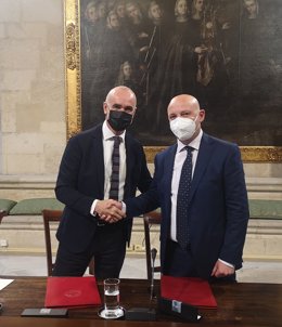 De izquierda a derecha, el alcalde de Sevilla, Antonio Muñoz, y el de Dos Hermanas, Francisco Rodríguez.