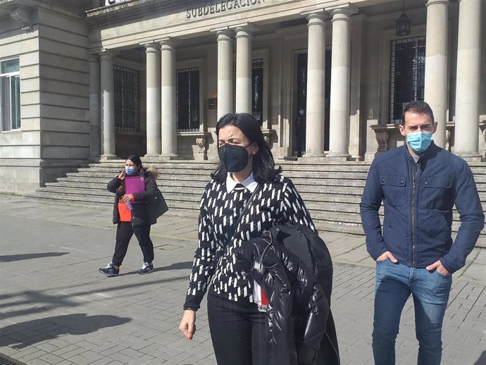 Familiares de desaparecidos del Villa de Pitanxo salen de la Subdelegación del Gobierno en Pontevedra tras comparecer ante la Comisión de Investigación de Accidentes Marítimos (CIAM).