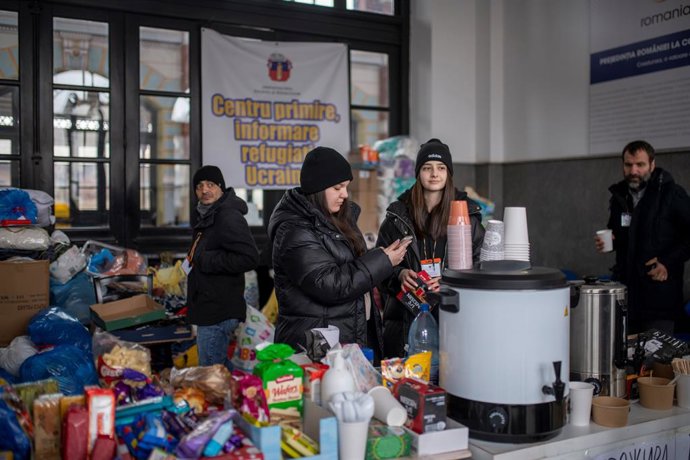 Un grup de persones a l'estació de tren de Suceava (Romania)