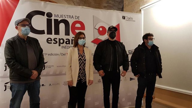 África Colomo junto a Juanjo Giménez, Roberto Álamo y Manolo Solo