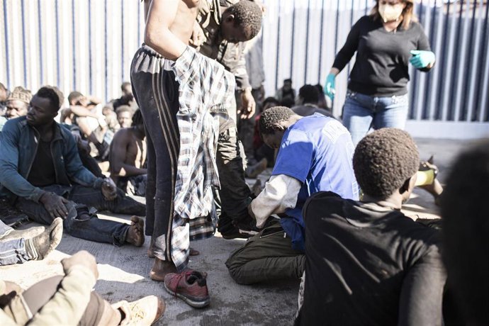 Varios migrantes tras conseguir saltar la valla de Melilla el pasado miércoles
