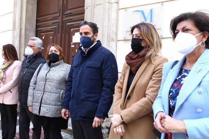 El secretario general del PSOE de Málaga, Daniel Pérez, junto a la vicesecretaria general del partido, Antonia García, y a la secretaria de Igualdad, Fuensanta Lima, en un acto