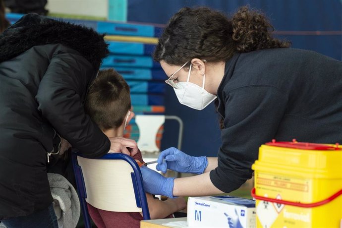 Archivo - Un niño recibe la vacuna contra el Covid-19, en el CEIP Manel García Grau, a 13 de enero de 2022, en Castellón de la Plana, Comunidad Valenciana, (España). 