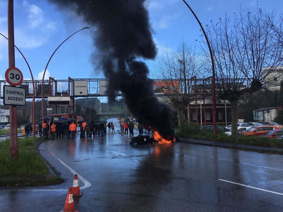 Barricada de neumáticos ardiendo a la entrada de ArcelorMittal en Avilés (Asturias), durante las movilizaciones de los trabajadores convocadas por CCOO y CSI