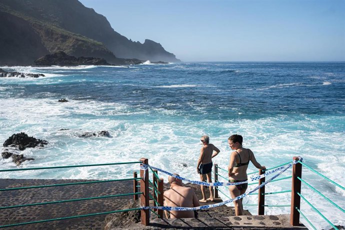 Archivo - Varias personas disfrutan el primer día del año en Las Piscinas naturales de La Fajana, a 1 de enero de 2022, en Barlovento, La Palma, Canarias, (España). De fácil acceso, estas piscinas naturales ofrecen aparcamientos, solárium y restaurantes