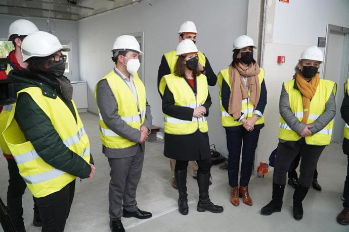 La presidenta del Govern, Francina Armengol, visita las obras para implantar el servicio de hemodiálisis en Formentera