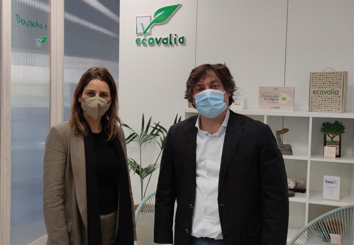 Paula Morales, directora de Natura Málaga, y Álvaro Barrera, presidente de Ecovalia
