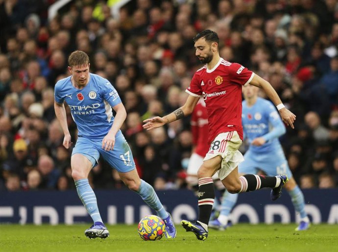 Archivo - Bruno Fernandes y Kevin De Bruyne en el Manchester United-Manchester City de la primera vuelta de la Premier League
