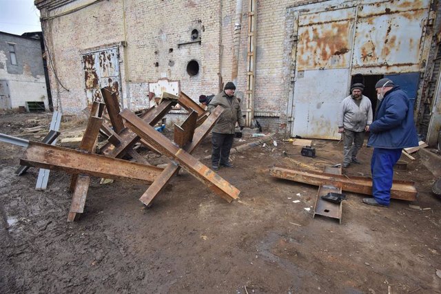 Voluntarios ucranianos fabrican erizos antitanques en Leópolis
