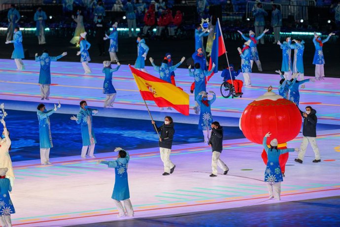 Víctor González en su entrada al Estadio Nacional de Pekín como abanderado de la delegación española en la Ceremonia de Inauguración de los Juegos Paralímpicos de Pekín 2022