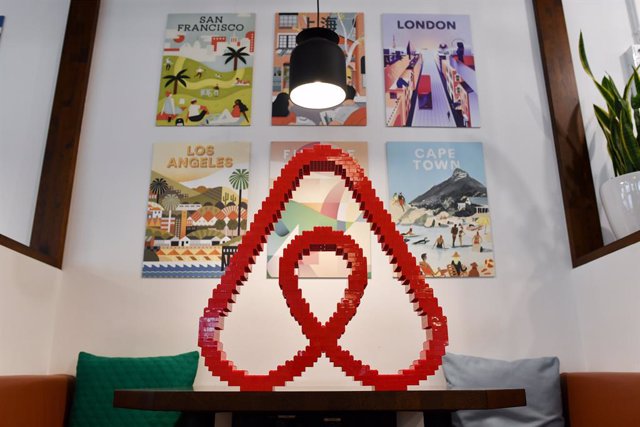 Archivo - FILED - 16 April 2018, Berlin: A general view of the Airbnb logo at the office of Airbnb Germany GmbH on Neue Schoenhauser street.