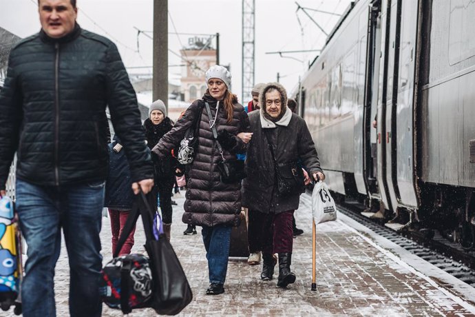 Dos mujeres caminan por un anden en la estación de tren de Kiev, a 1 de marzo de 2022, en Kiev (Ucrania).