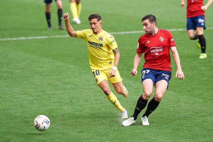Archivo - Yeremi Pino of Villareal CF and Jon Moncayola of Osasuna  during the La Liga Santander match between Villarreal CF and Osasuna at Estadio de la Ceramica on 11 April, 2021 in Vila-real, Spain