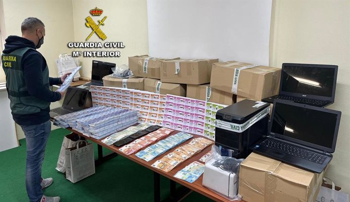 Detenidas 3 personas e investigadas otras 8 tras desarticular la Guardia Civil una red de venta de cupones falsos encabezada por dos vecinas de Vigo, y que simulaba representar a una entidad benéfica de ayuda a discapacitados.