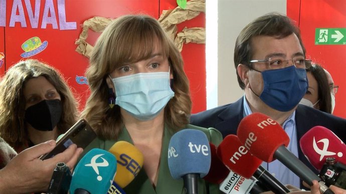 La ministra de Educación, Pilar Alegría, y el presidente de la Junta de Extremadura, Guillermo Fernández Vara, en declaraciones a los medios de comunicación durante una visita a un centro educativo en Montehermoso (Cáceres)