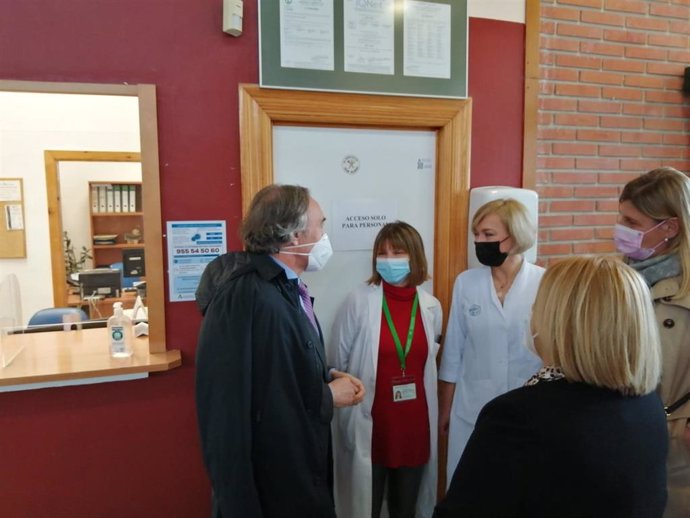 Visita del delegado territorial de Salud y Familias, Indalecio Sánchez-Montesinos, al nuevo Servicio de Urgencias del centro de salud de La Zubia (Granada).