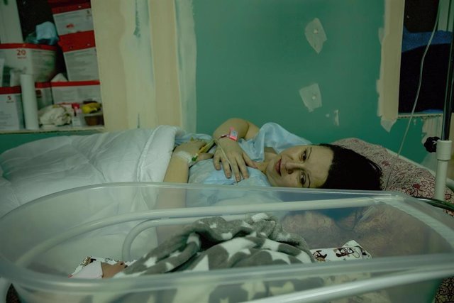 03 March 2022, Ukraine, Kiev: A mother lies next to her newborn in the bomb shelter of a maternity hospital. Russia said it would continue its invasion of Ukraine until its objectives were achieved, while troops moved in a large convoy toward the capital.