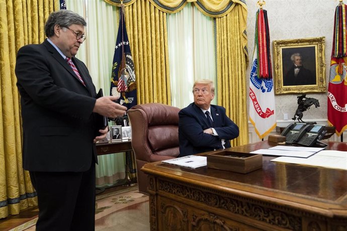 El antiguos fiscal general de Estados Unidos, William Barr, y el expresidente Donald Trump.