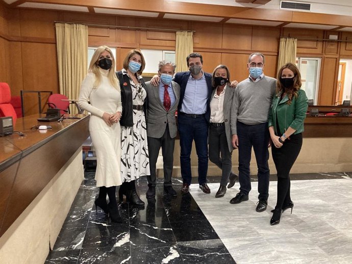 Concejales del Ayuntamiento de Córdoba con el alcalde, José María Bellido, y la primera teniente de alcalde, Isabel Albás.