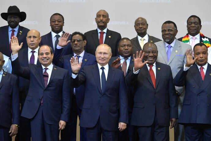 Archivo - HANDOUT - 24 October 2019, Russia, Sochi: (L-R) Egyptian President Abdel Fattah el-Sisi, Russian President Vladimir Putin, South African President Cyril Ramaphosa and President of the Republic of the Congo Denis Sassou Nguesso pose for a group