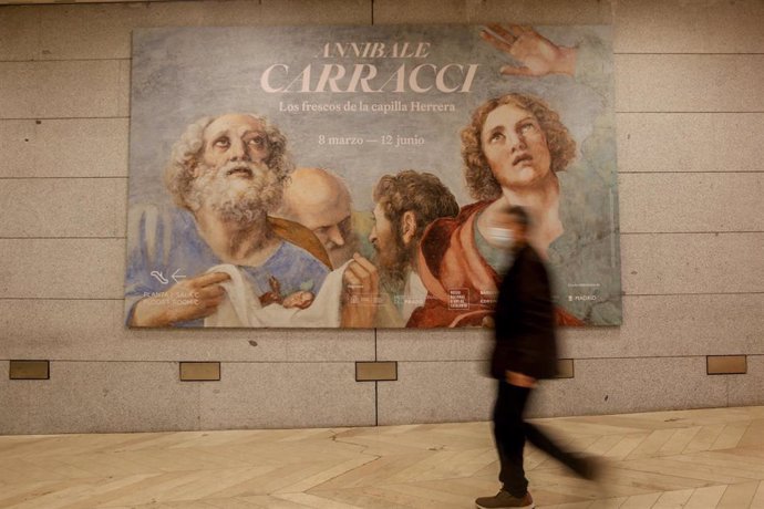 Una persona pasa por delante del cartel de presentación de la exposición Annibale Carracci. Los frescos de la capilla Herrera, en el Museo Nacional del Prado, a 4 de marzo de 2022, en Madrid (España). El Museo Nacional del Prado, el Museu Nacional dA