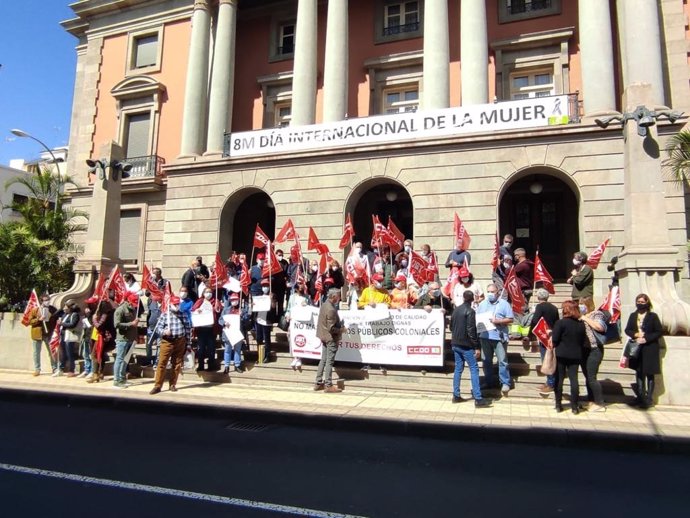 Concentración de trabajadores de la Seguridad Social en Canarias frente a la subdelegación del Gobierno en Santa Cruz de Tenerife