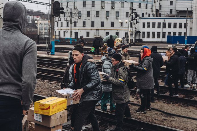 Varios jóvenes cargan provisiones para la ciudad de Kiev, a 3 de marzo de 2022, en Kiev (Ucrania). Después de 8 días de conflicto bélico desde el inicio de los ataques en Ucrania por parte de Rusia, el balance de la guerra según las últimas informacione