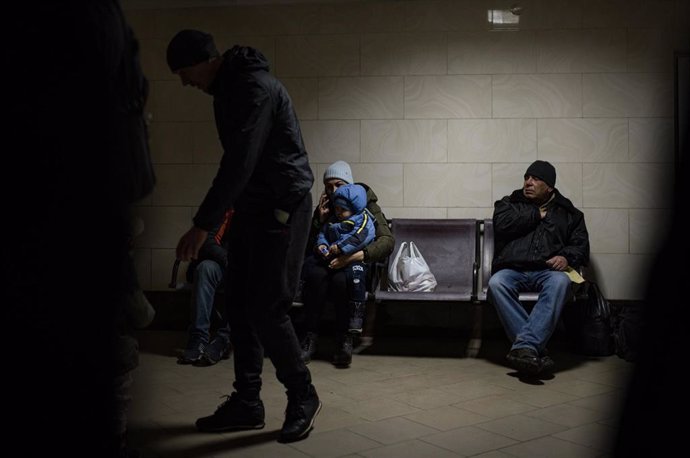 Varias personas se protegen en un refugio, a 4 de marzo de 2022, en Chernivtsí (Ucrania). 