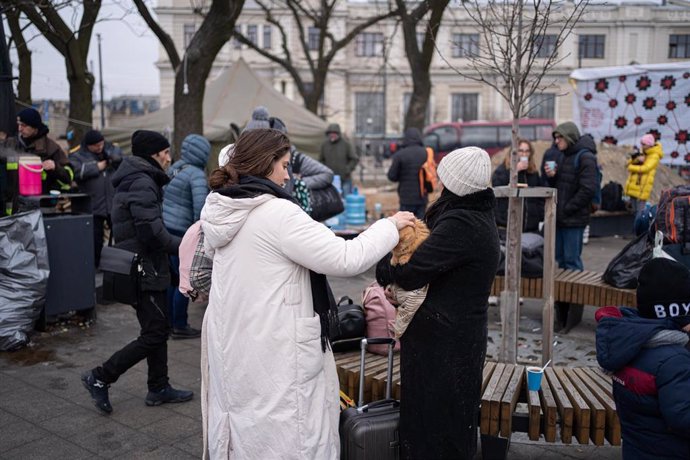 Gente proveniente de diferentes puntos de Ucrania espera en las inmediaciones de la estación de tren de Lviv, a 2 de marzo de 2022, en Lviv (Ucrania). Más de 2.000 civiles ucranianos han muerto desde el comienzo de la invasión lanzada por Rusia el pasad