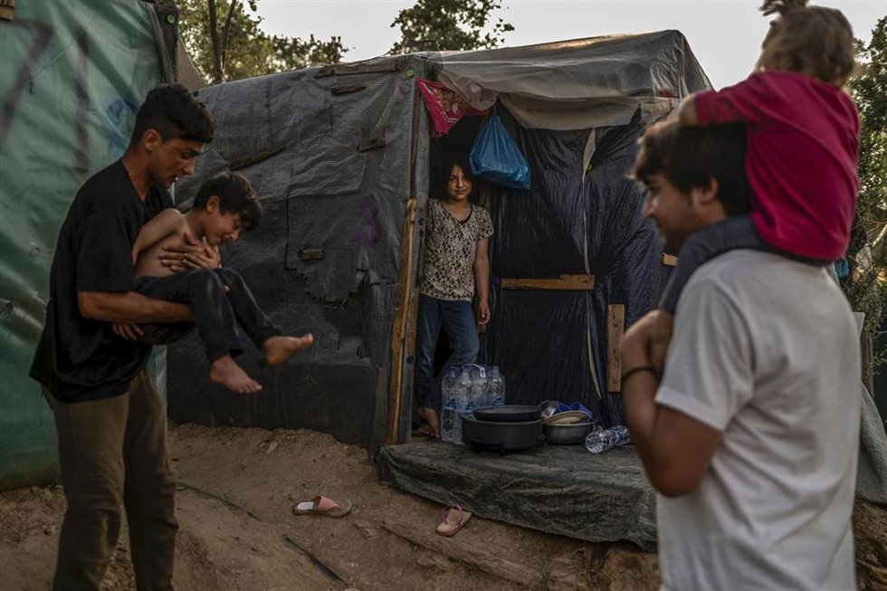 Archivo - Un campamento de migrantes en la isla griega de Lesbos.