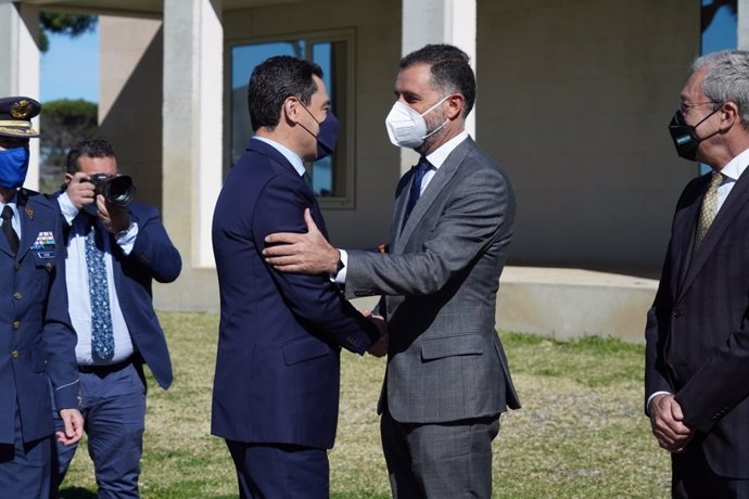 El alcalde de Moguer, Gustavo Cuéllar, recibe al presidenta de la Junta de Andalucía, Juanma Moreno, durante su visita al INTA