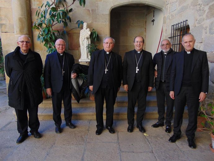 Los obispos de de Mérida-Badajoz, Celso Morga Iruzubieta, de Coria-Cáceres, Jesús Pulido, y el administrador apostólico de Plasencia, Ciriaco Benavente, con sus vicarios generales.
