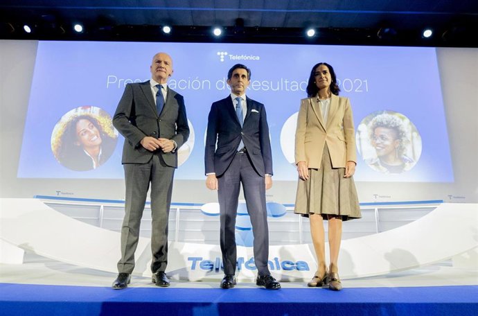 El presidente ejecutivo de Telefónica, José María Álvarez-Pallete (c); el consejero delegado de Telefónica, Ángel Vilá (i); y la directora financiera de Telefónica, Laura Abasolo, durante la presentación de resultados de la firma el pasado febrero.