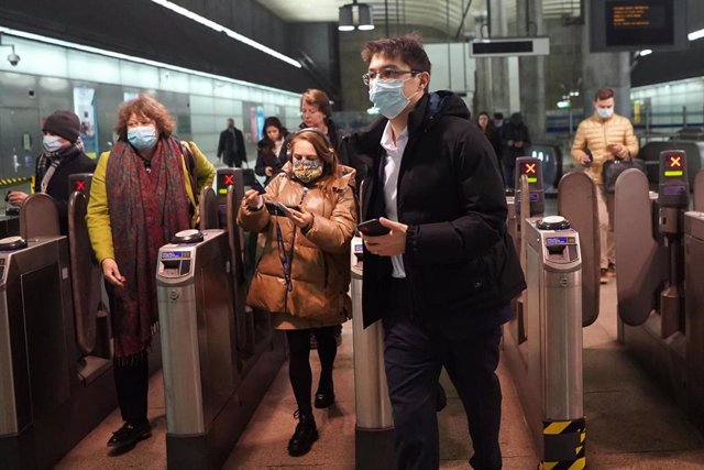 24 February 2022, United Kingdom, London: Commuters take the underground in west London after all coronavirus laws in England including the legal requirement for people who test positive to isolate come to an end. Photo: Victoria Jones/PA Wire/dpa