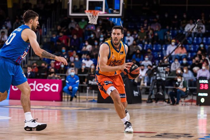 Archivo - Sam van Rossom of Valencia Basket  in action during the ACB Liga Endesa  match between FC Barcelona  and Valencia Basket at Palau Blaugrana on November 14, 2021 in Barcelona, Spain.