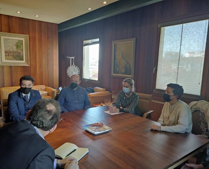 Archivo - La familia de Diego Bello, junto a su abogado, mantienen una reunión con la Valedora do Pobo en noviembre de 2021