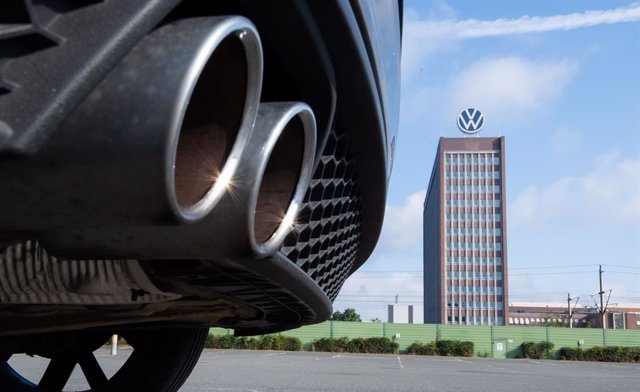 Archivo - FILED - 11 August 2021, Lower Saxony, Wolfsburg: Exhaust pipes of a Volkswagen, photographed with the brand tower at the VW plant in Wolfsburg