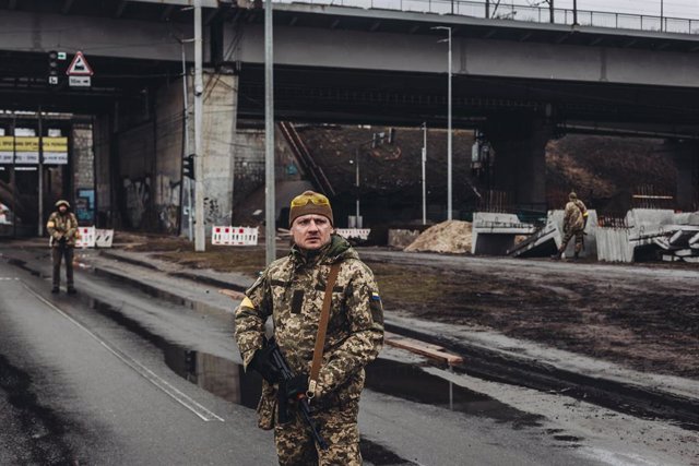 Un miliciano ucraniano controla una carretera, a 2 de marzo de 2022, en Kiev (Ucrania).