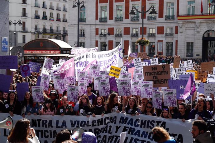 Archivo - Ilustration during the demostrations convened by the Student Union and feminist platform (Free and Combative) to support the 8M strike at the Puerta del Sol in Madrid, Spain, on March 8, 2019.