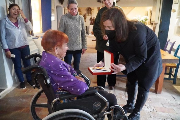 Armengol entrega a la artista Isabel Echarri el premio Ramon Llull que no pudo recoger en Palma.