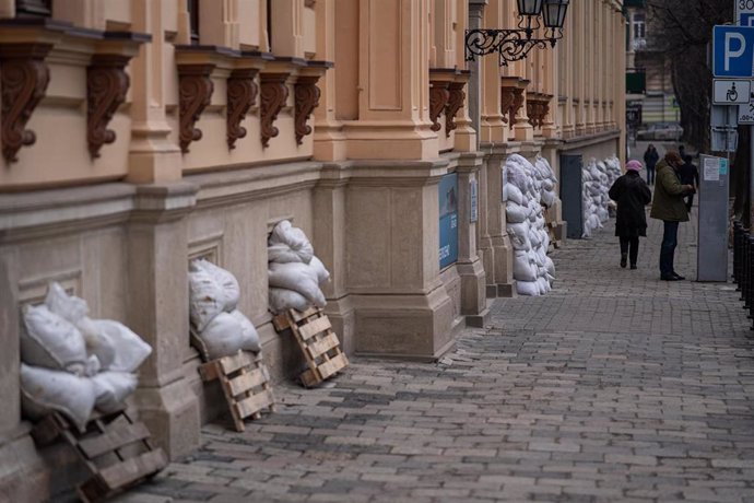 Una calle con sacos de arena para contener los ataques rusos en Leópolis (Lviv), a 4 de marzo de 2022, en Lviv (Ucrania).