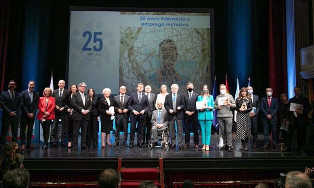 Foto de familia en el acto del 25 aniversario de Cegasal, celebrado en Ourense