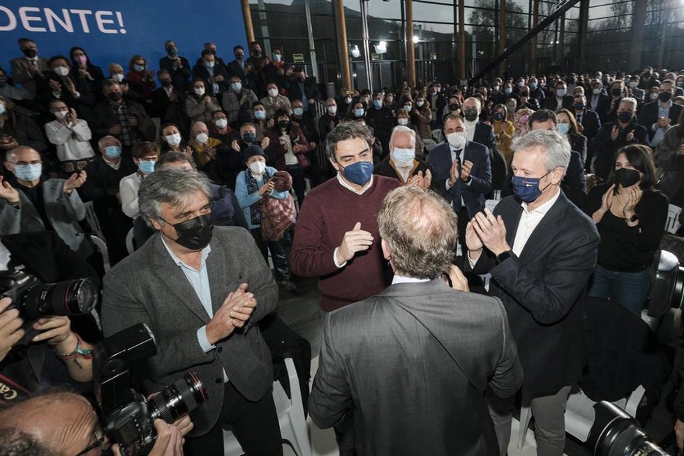 El presidente del PPdeG, Alberto Núñez Feijóo, saluda a Diego Calvo, Alfonso Rueda y Pedro Puy después de anunciar que optará a presidir el PP nacional
