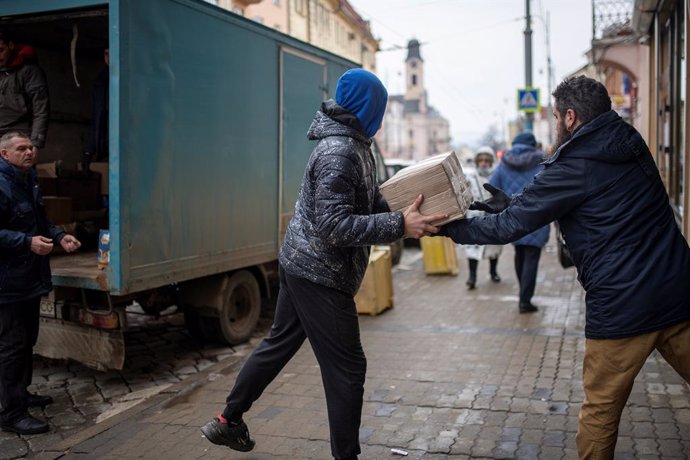 Varias personas descargan un camión con donaciones para un centro de refugiados ucranianos, a 4 de marzo de 2022, en el oeste de Ucrania. Ucrania cumple nueve días sumida en un conflicto bélico tras el inicio de los ataques por parte de Rusia, desde que
