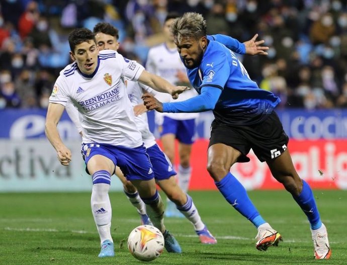 Dyego Sousa, en una jugada del Zaragoza-Almería