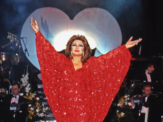 Actuación de Rocío Jurado en la sala Apolo de Madrid en abril de 1996.