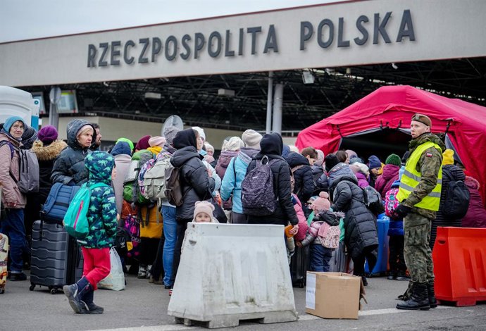 04 March 2022, Poland, Korczowa: Refugees wait at the Ukrainian-Polish border to enter Poland at the Korczowa border crossing. Numerous people arrive every day, fleeing the war in Ukraine. Photo: Kay Nietfeld/dpa