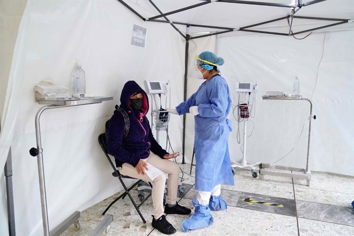 Archivo - Revisión sanitaria de migrantes en México